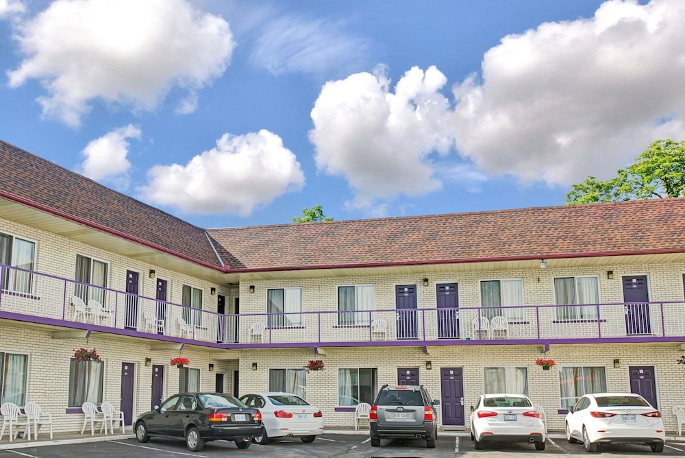 KNIGHTS INN BY THE FALLS