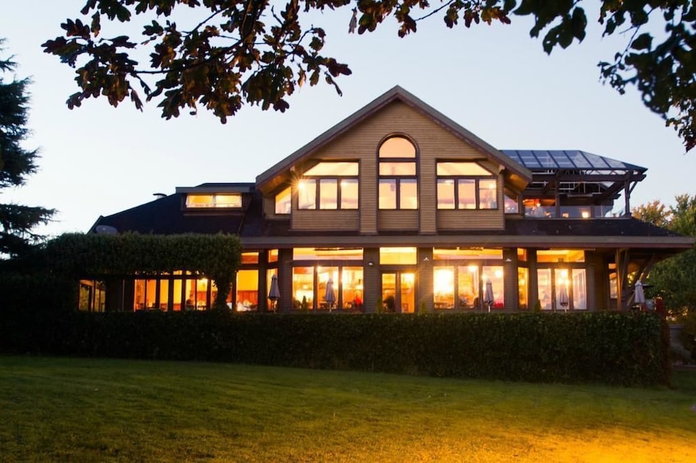 Spinnakers Brew Pub And Guest Houses