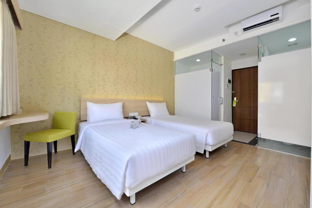 Whiz Hotel Falatehan Jakarta Room Type - Superior Twin Room