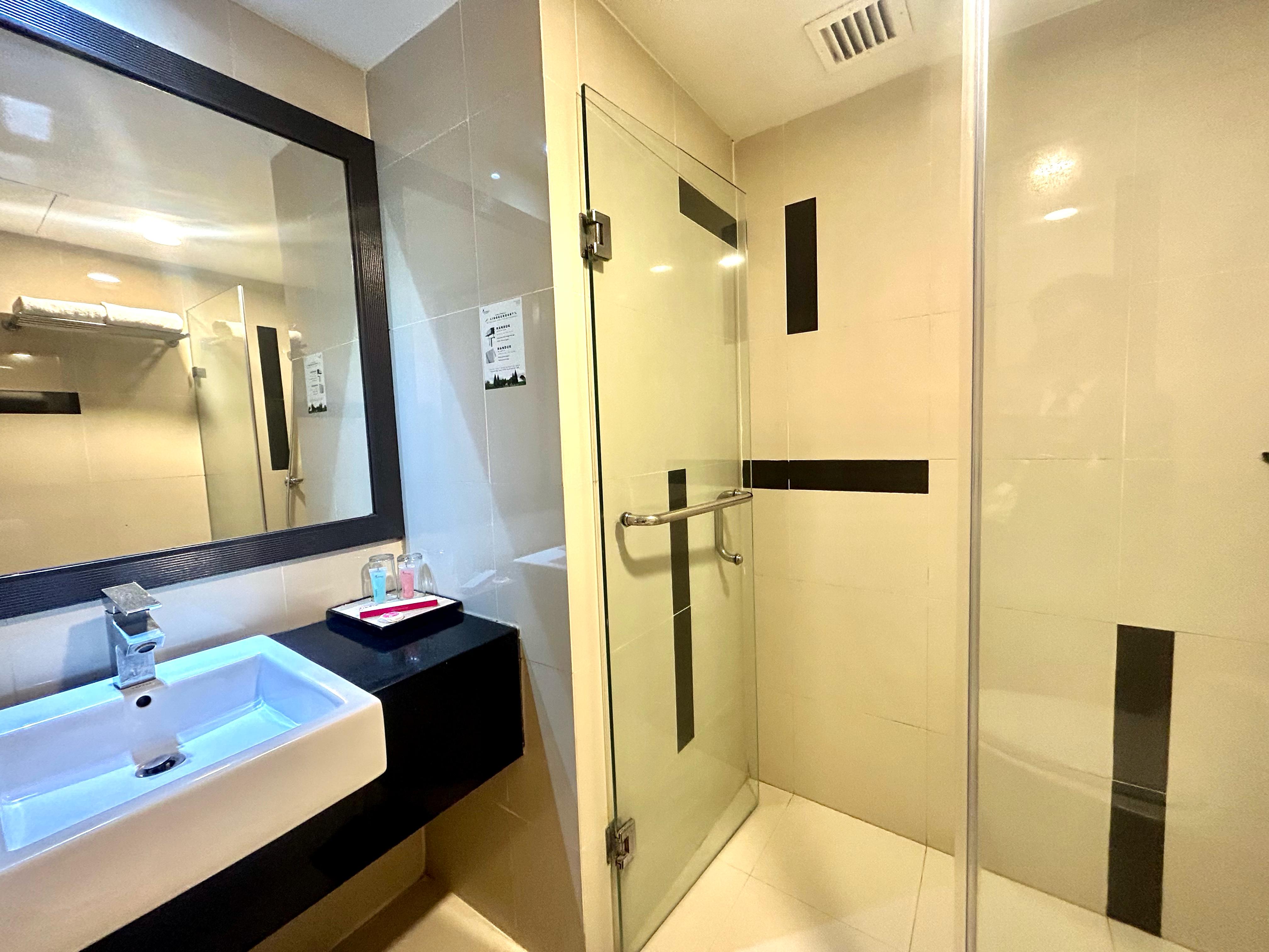 Hotel Orchardz Jayakarta Room Type - Superior King Room