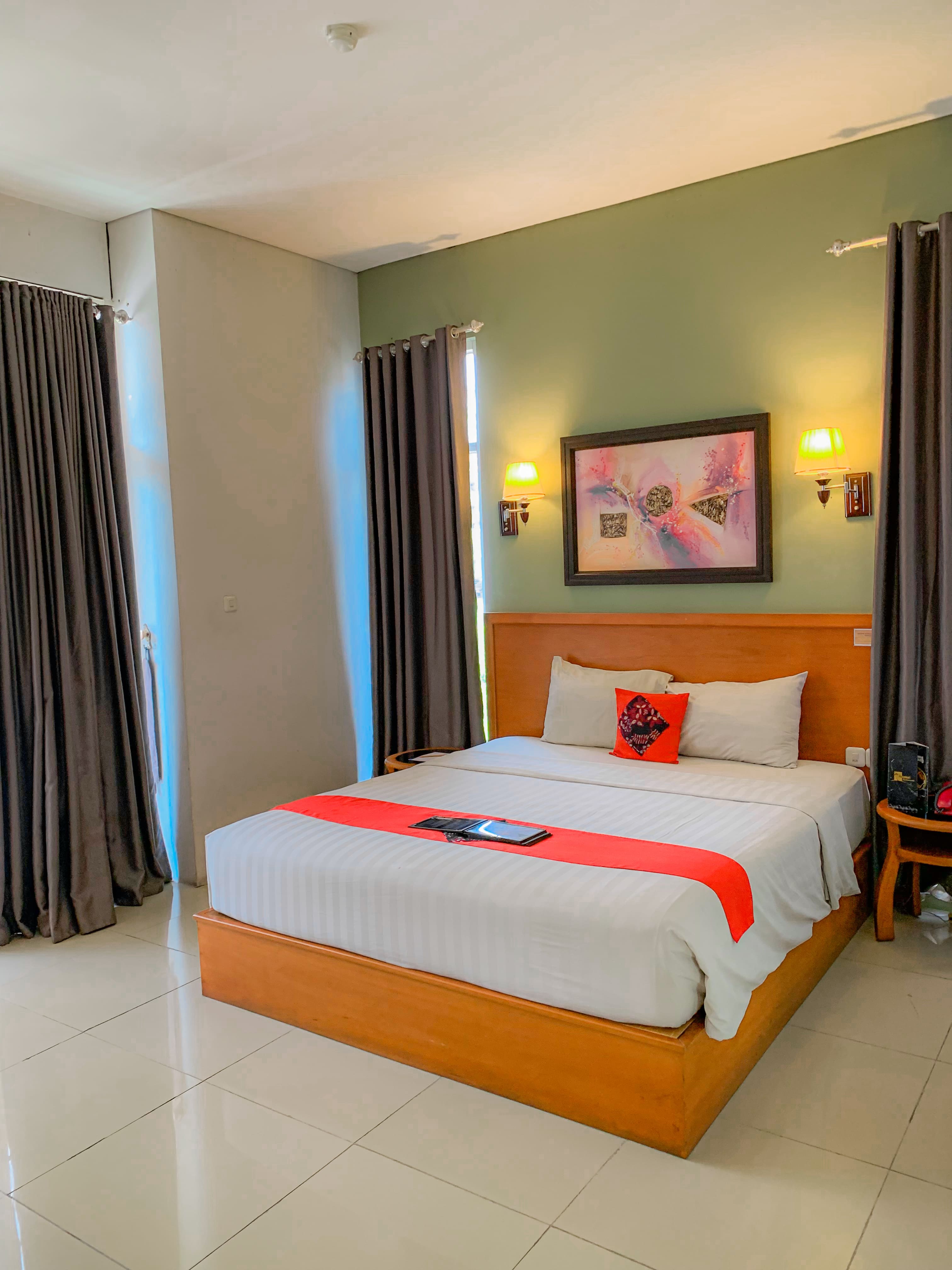 Prima SR Hotel & Convention Yogyakarta Room Type - Deluxe King Room