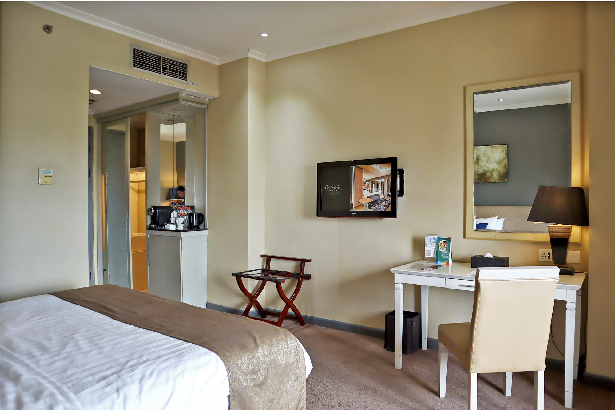 Hotel Dafam Semarang Room Type - Deluxe Queen Room