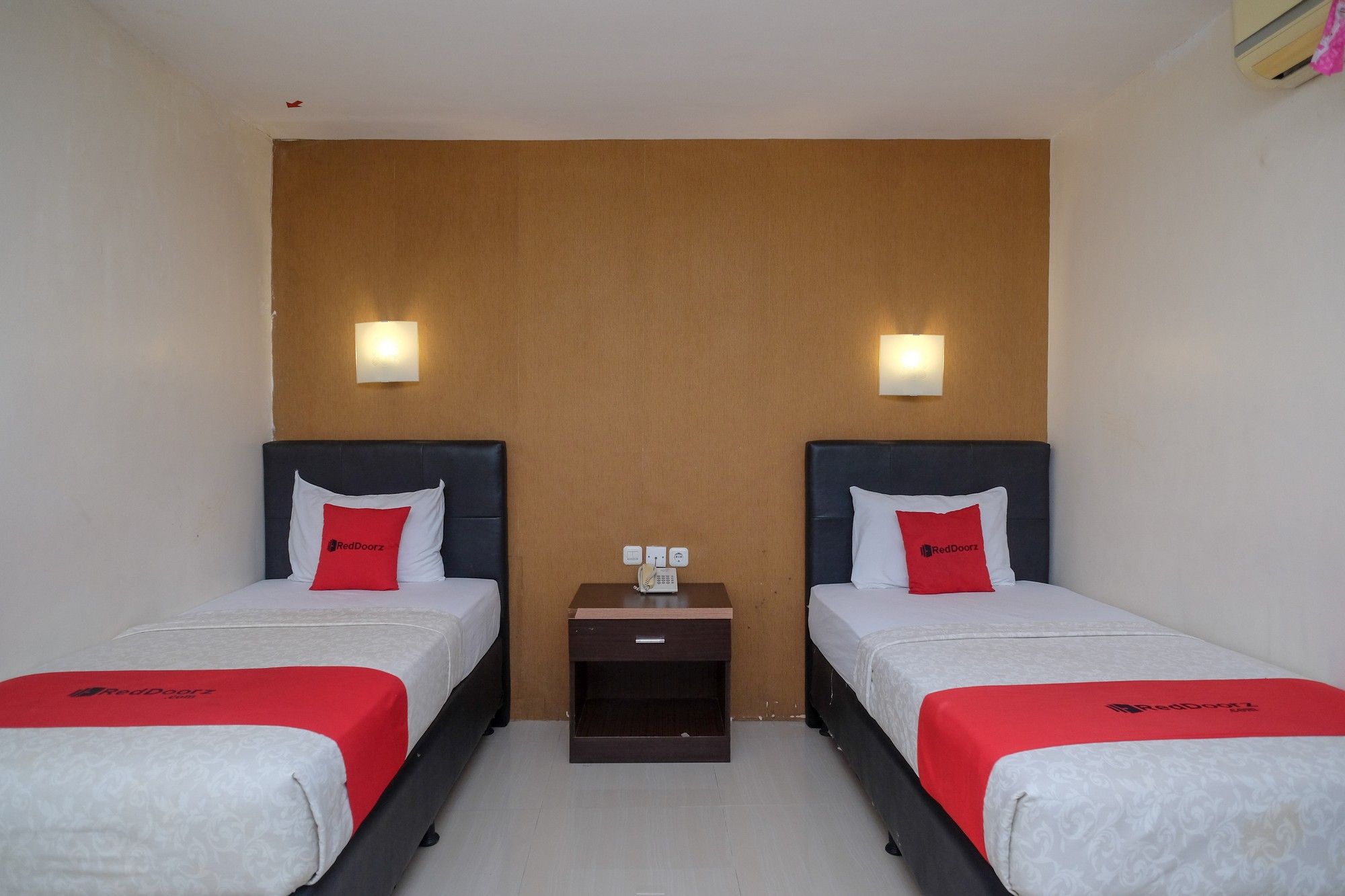 RedDoorz Plus @ Grand Populer Hotel Room Type - RedDoorz Twin Rooms