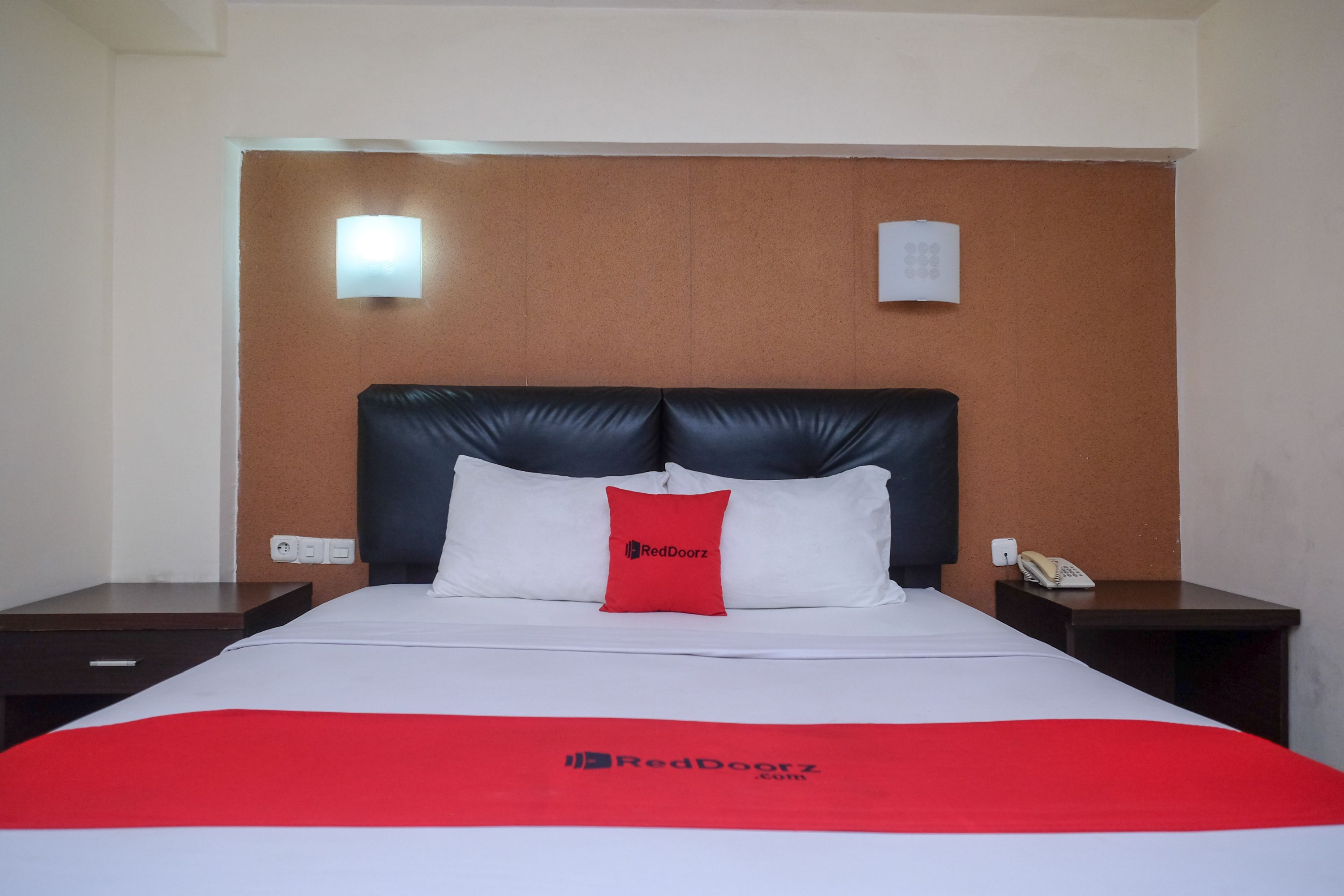 RedDoorz Plus @ Grand Populer Hotel - Tap to explore photos