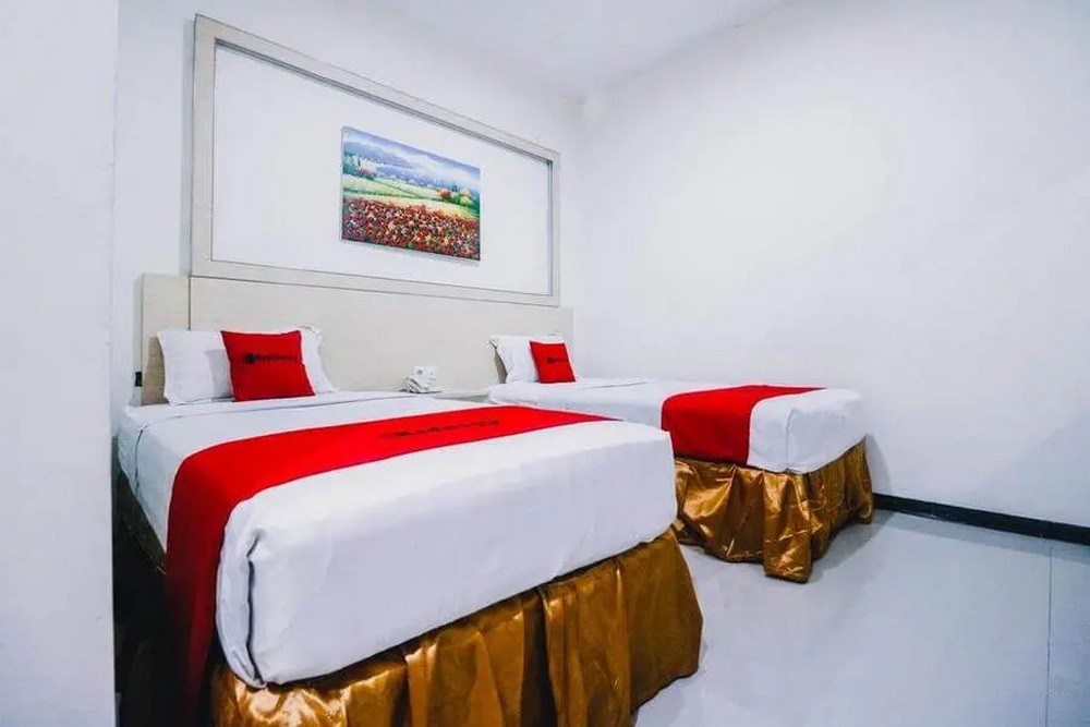 RedDoorz Plus near Sultan Hasanuddin Airport Room Type - RedDoorz Twin Room