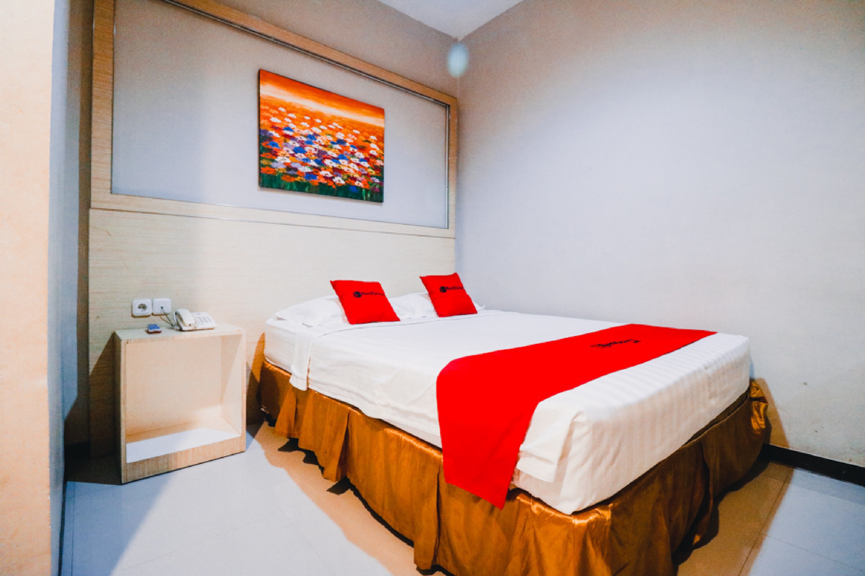 RedDoorz Plus near Sultan Hasanuddin Airport - Tap to explore photos