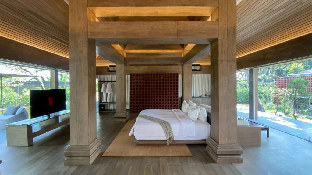 Djoglo Luxury Bungalow - Tap to explore photos