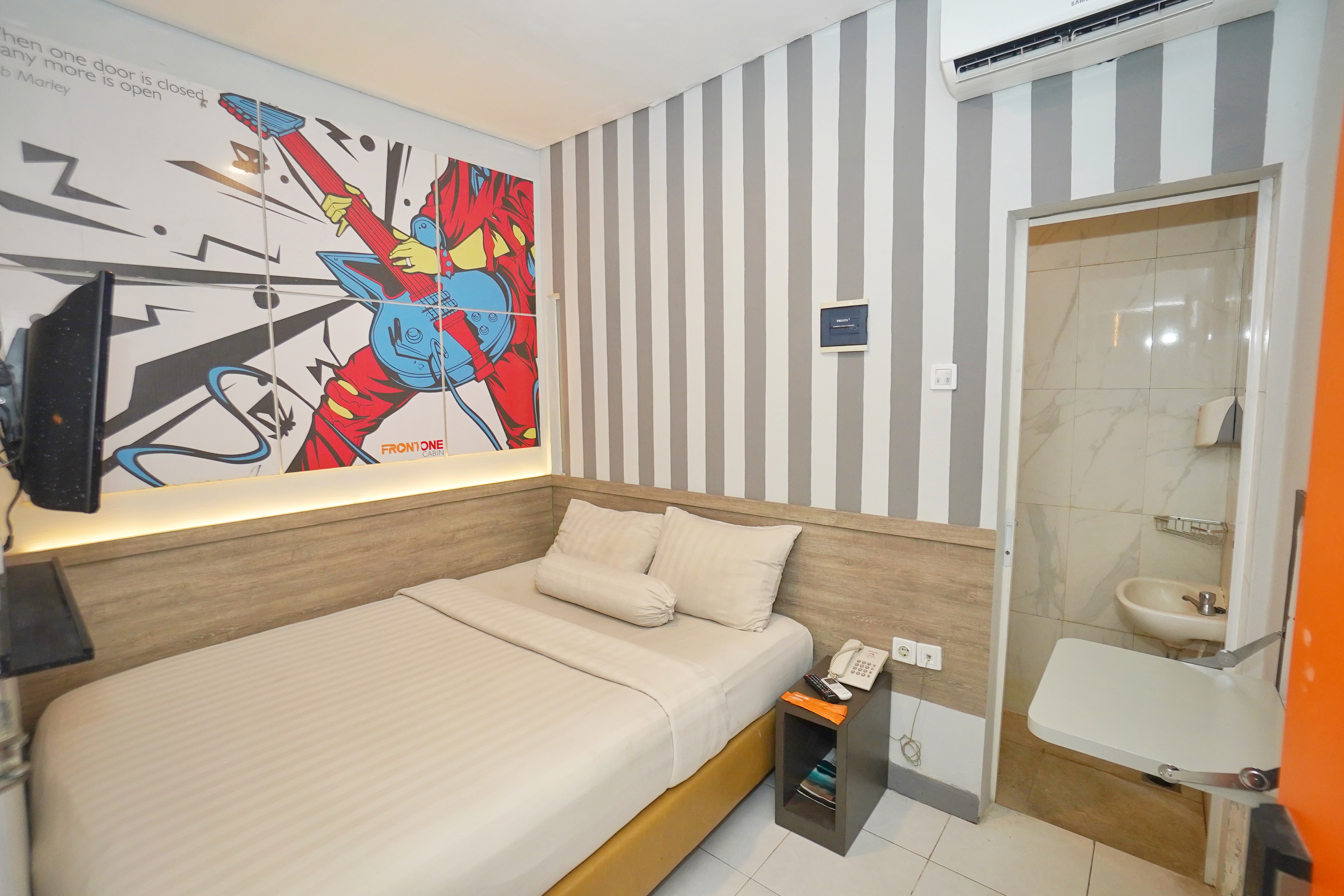 Front One Budget Hotel Tirtonadi Solo Room Type - Superior Queen