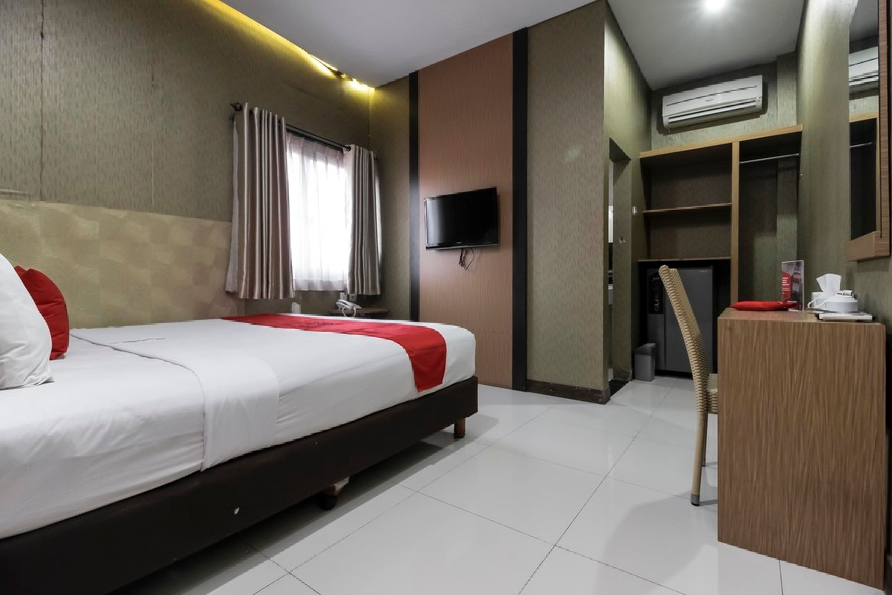 RedDoorz Plus @ Tuparev Cirebon - Tap to explore photos
