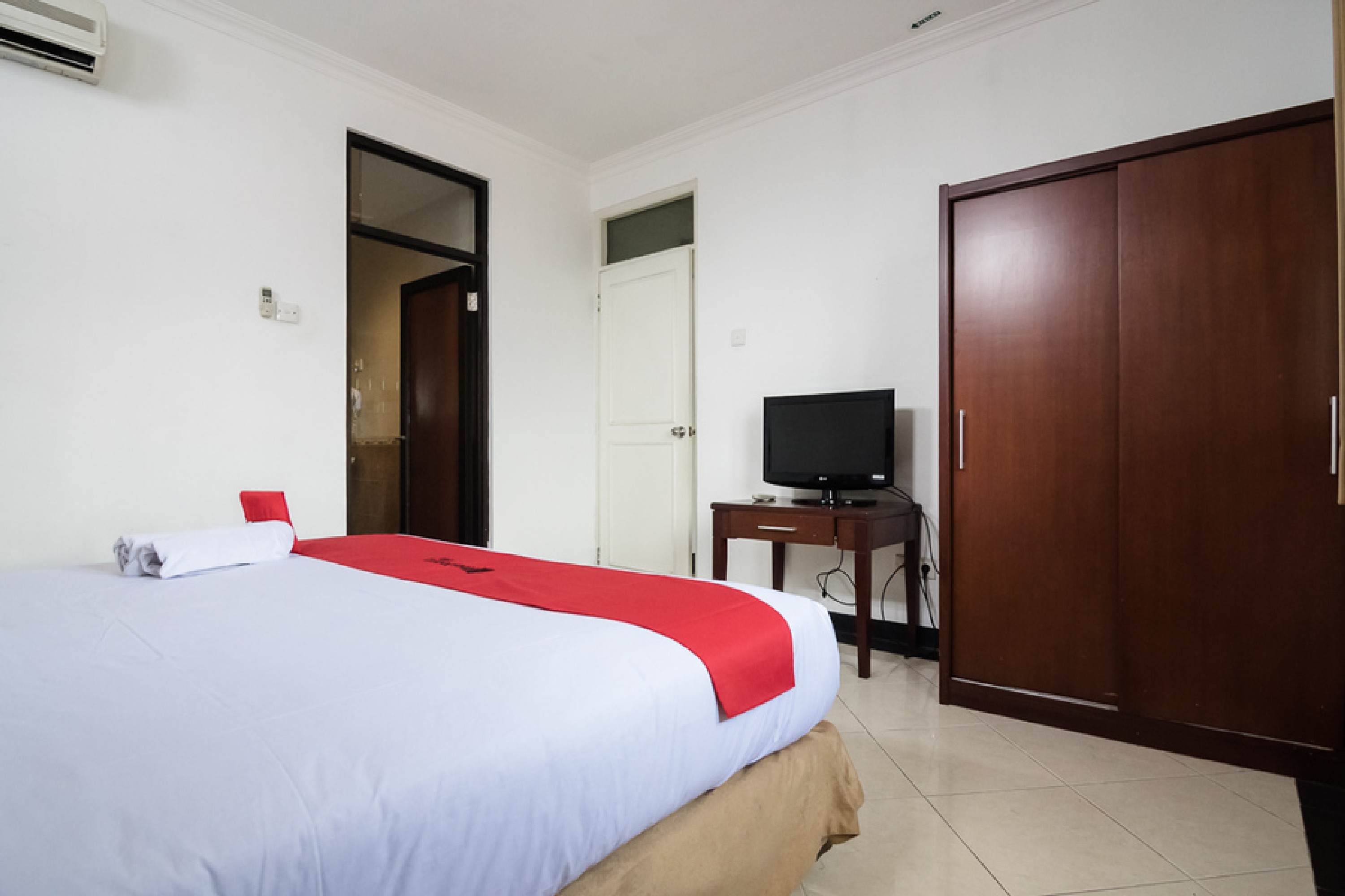 RedDoorz @ Buah Batu Room Type - RedDoorz Room