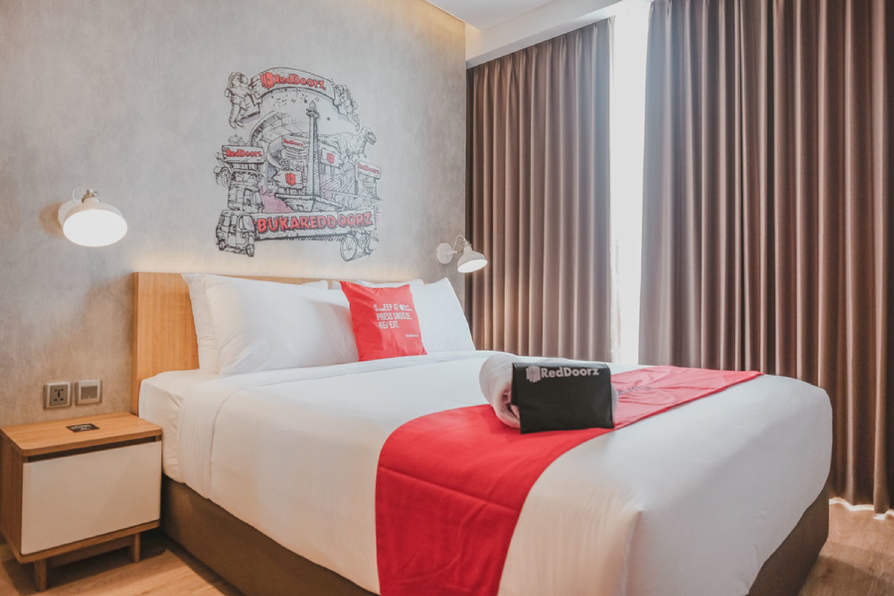 RedDoorz Plus @ Thamrin - Tap to explore photos