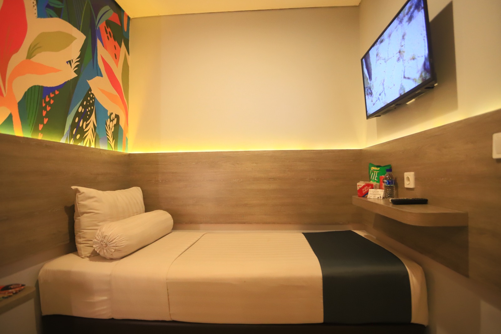 Front One Budget Hotel Slamet Riyadi Solo - Tap to explore photos