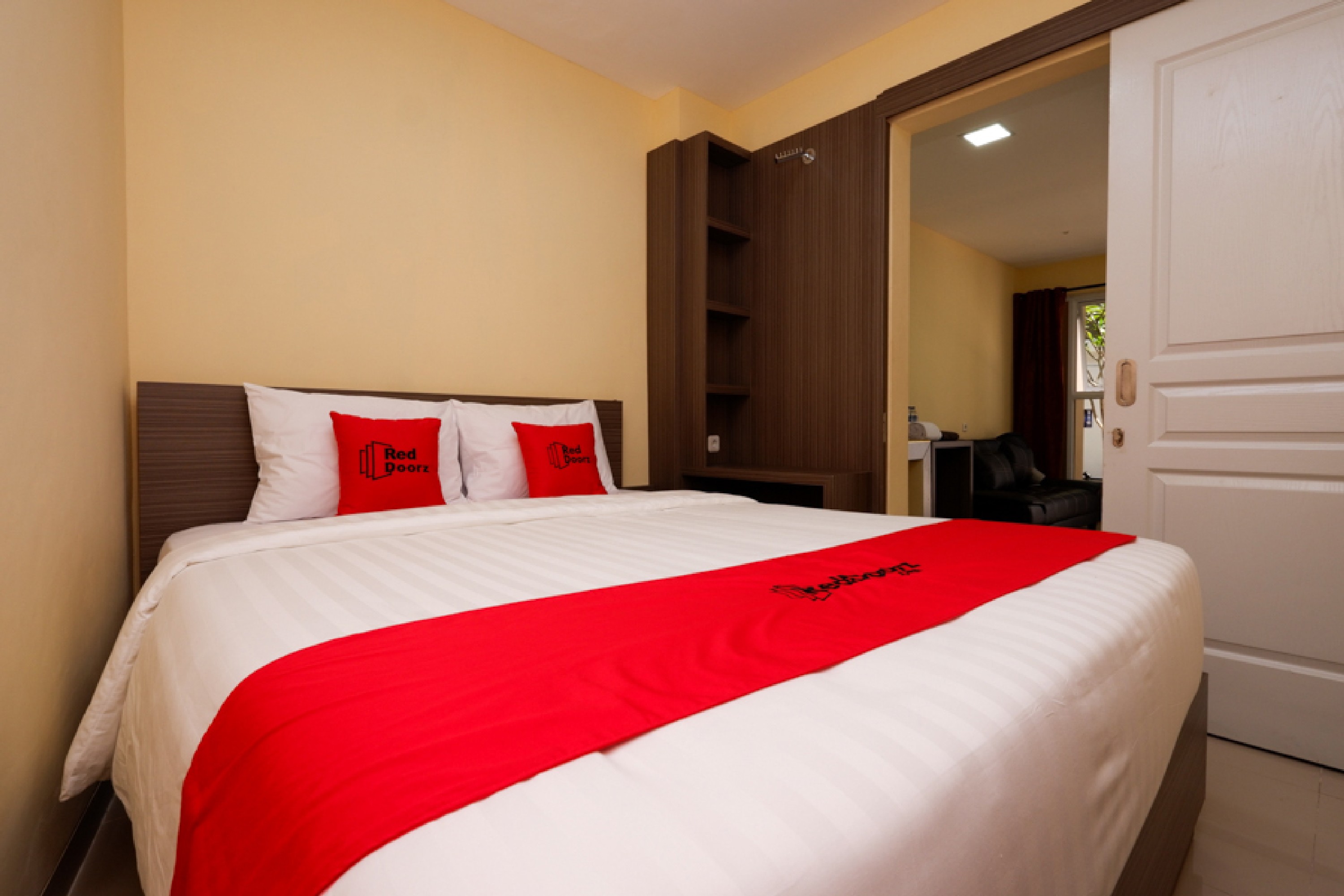 RedDoorz Plus near Paragon Mall Semarang Semarang 2022 hotel deals