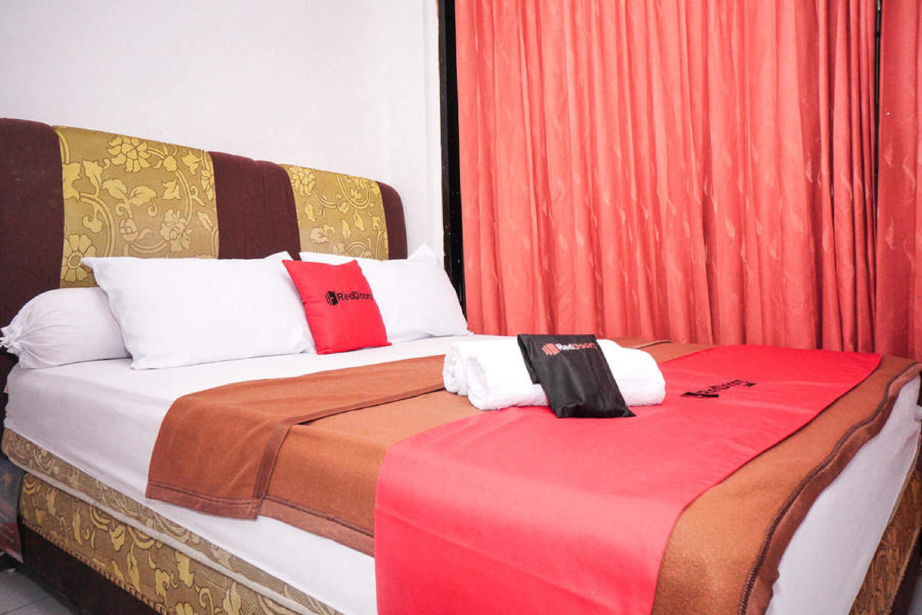 RedDoorz near Palembang Square Mall 2 - Tap to explore photos