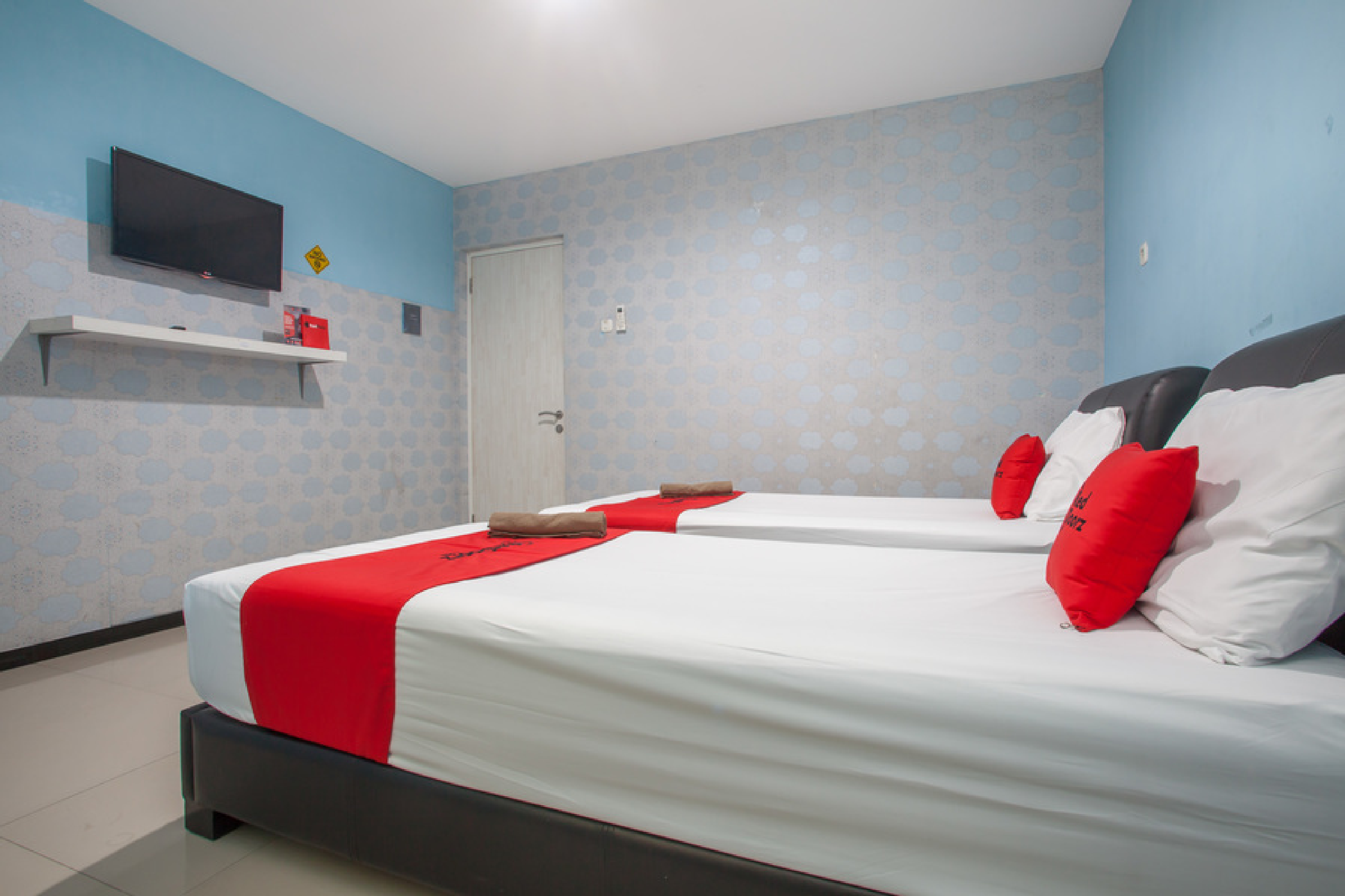 RedDoorz @ Raya Tidar Room Type - RedDoorz Twin Room