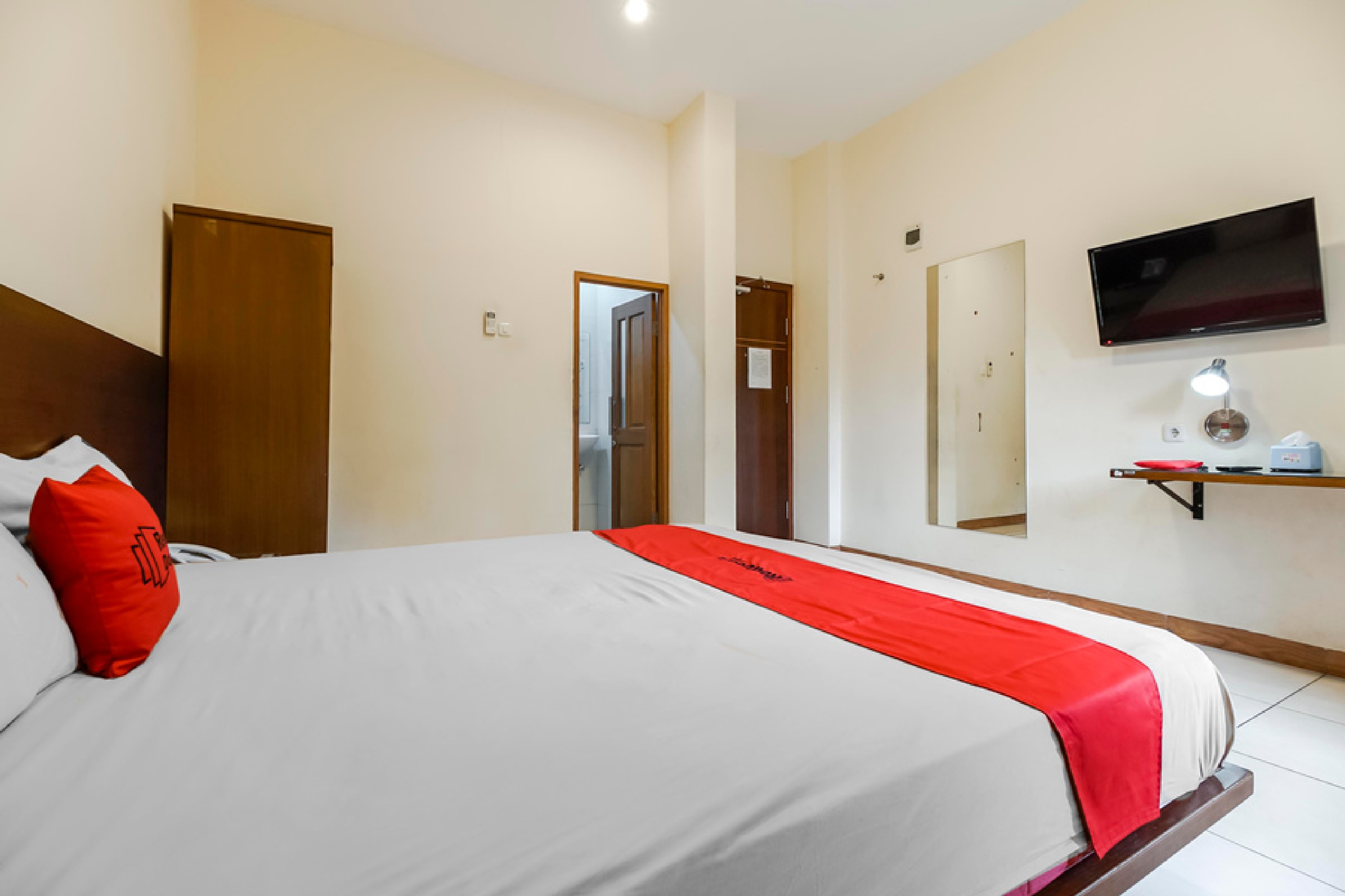 RedDoorz Plus @ Karebosi Area 2 Room Type - REDDOORZ ROOM