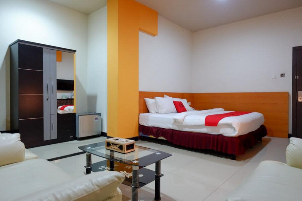 RedDoorz Plus @ Cameloan Hotel Palu - Tap to explore photos