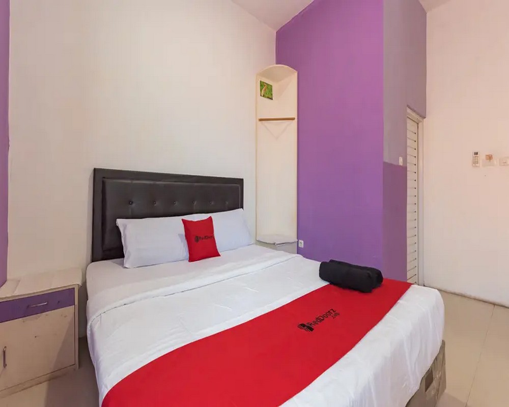 RedDoorz Plus @ Tuparev Cirebon 2 - Tap to explore photos