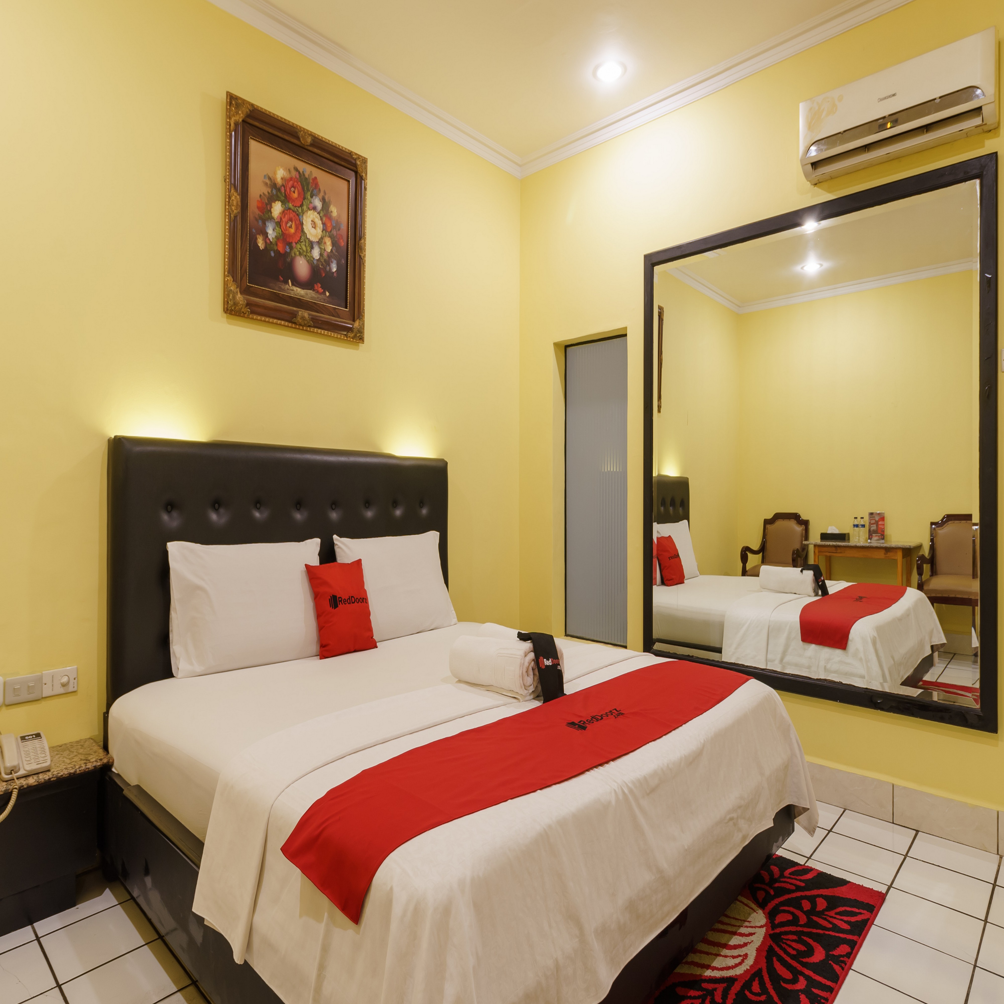 RedDoorz Plus near Ancol Room Type - RedDoorz Room
