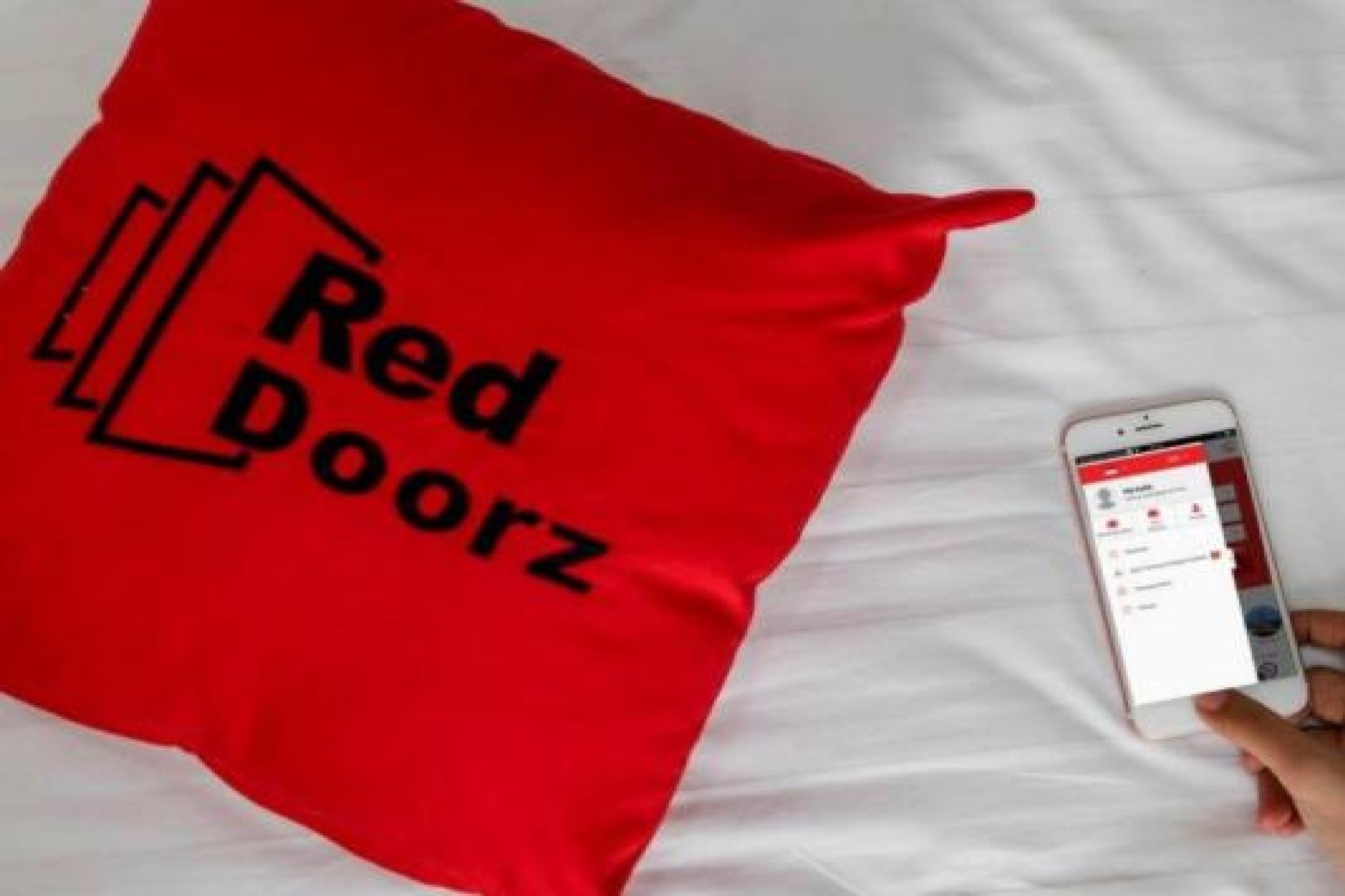 RedDoorz Plus @ Demangan Gejayan - Tap to explore photos