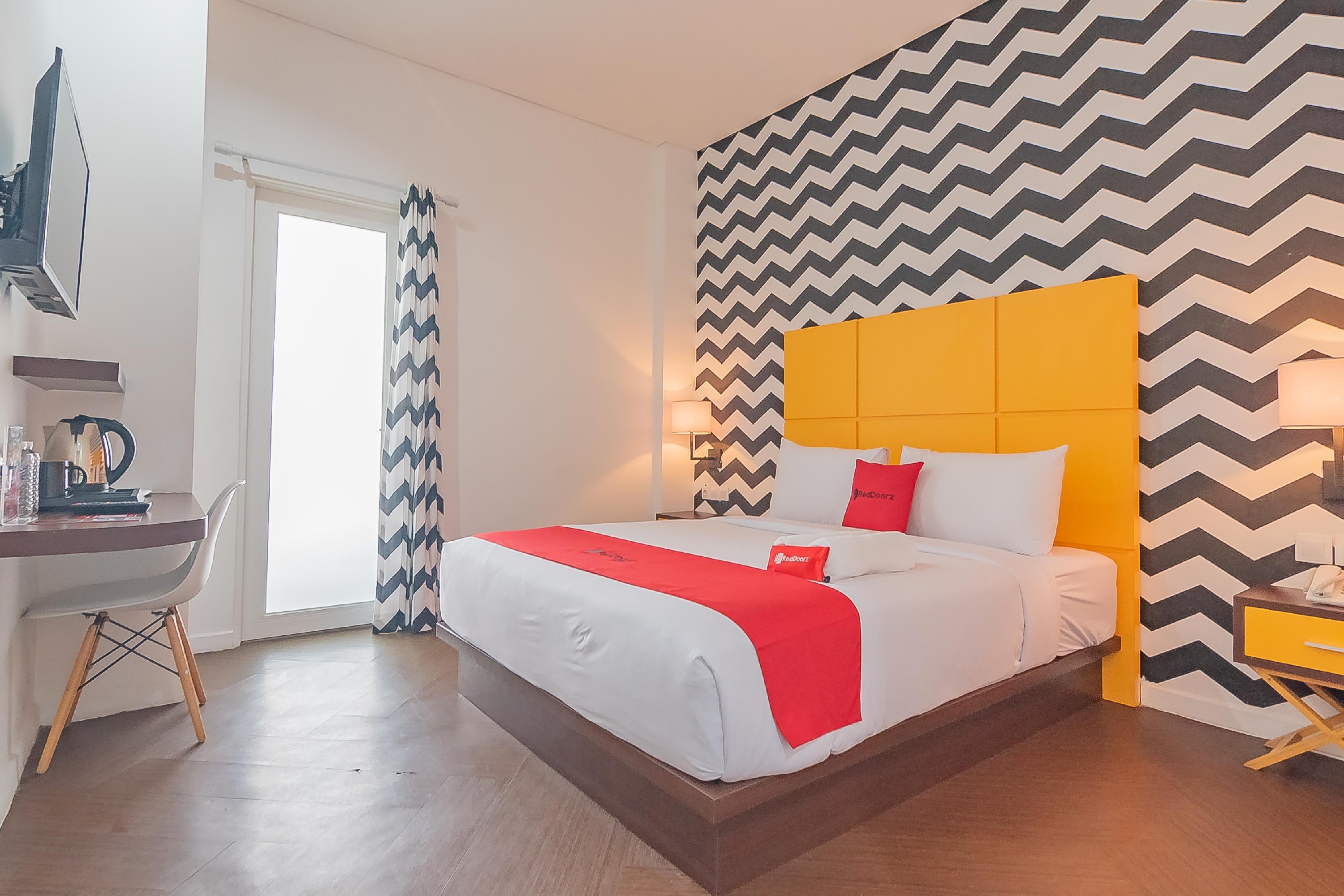 RedDoorz Premium @ Hotel Hebat Room Type - Deluxe Room