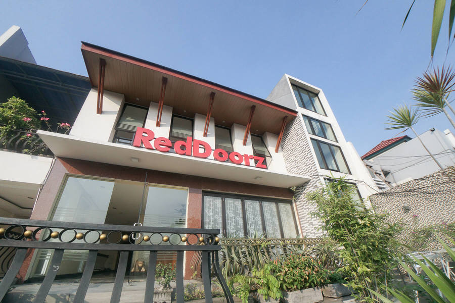 RedDoorz Plus Near Green Pramuka Square Mall In Jakarta | 2023 Updated ...