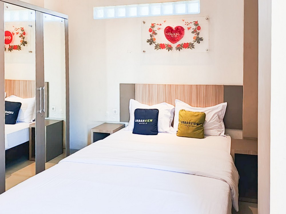 Urbanview Hotel Syariah Graha 8 Bubutan Surabaya - Tap to explore photos