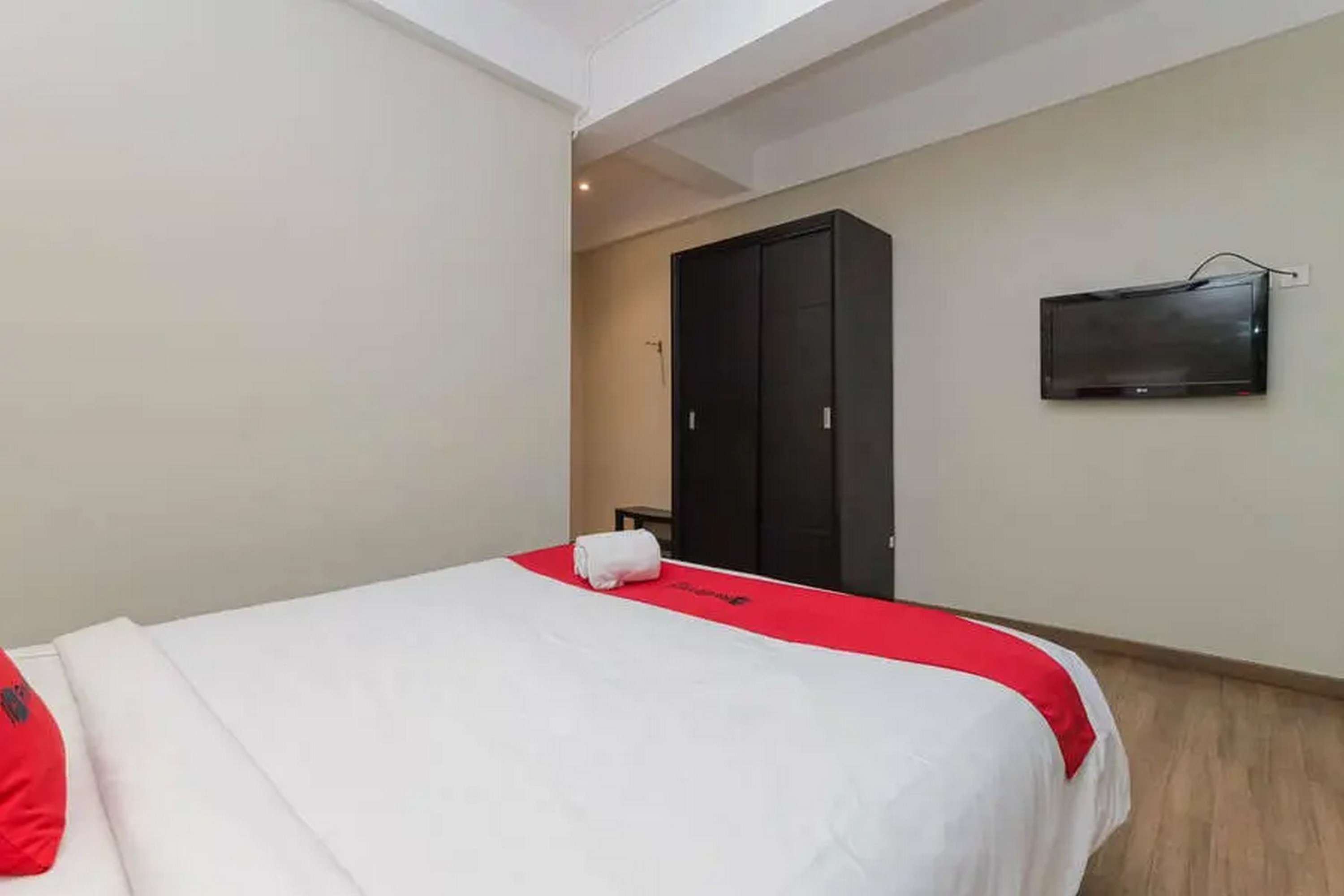 RedDoorz Plus @ Riverside Malang - Tap to explore photos
