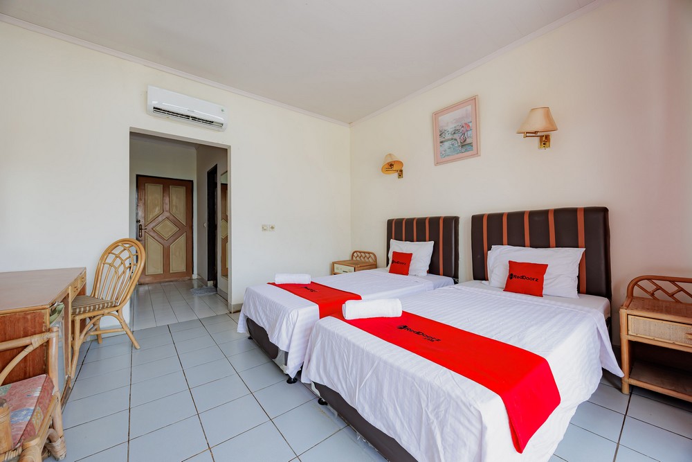 RedDoorz Plus near Tugu Mercusuar Anyer Room Type - ROOM, TWIN BEDS