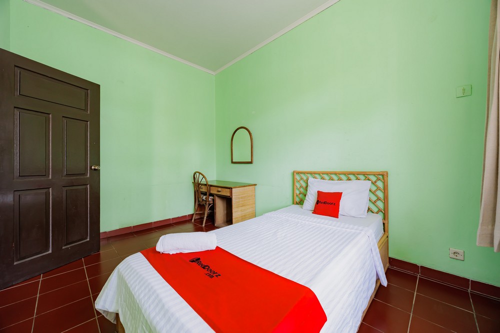 RedDoorz Plus near Tugu Mercusuar Anyer Room Type - REDDOORZ, SUITE