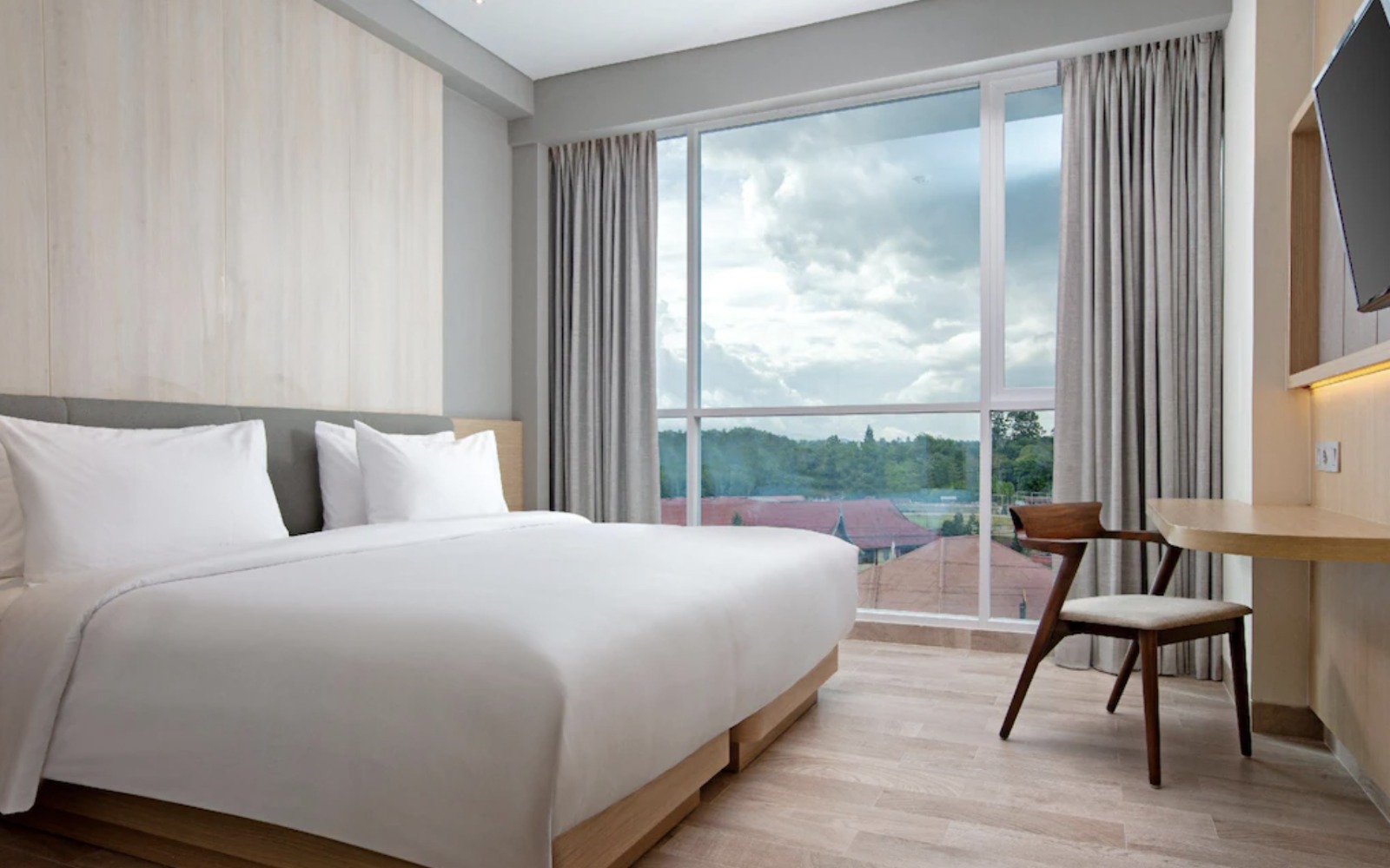 Hotel Santika Bukittinggi Room Type - Deluxe Hollywood Room