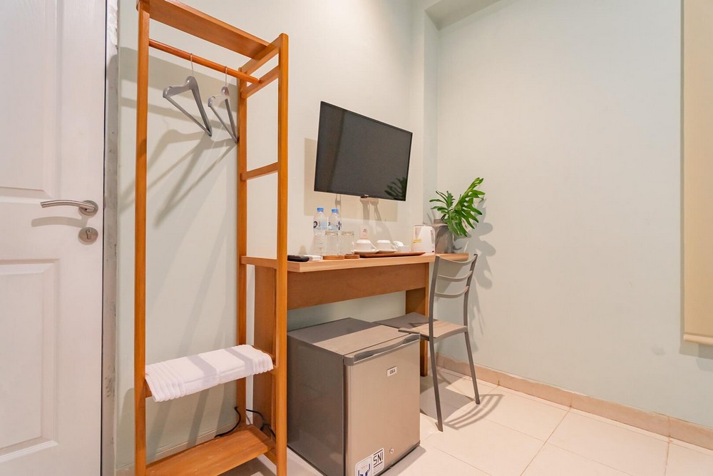 RedDoorz Plus @ Bagusrangin Street - Tap to explore photos