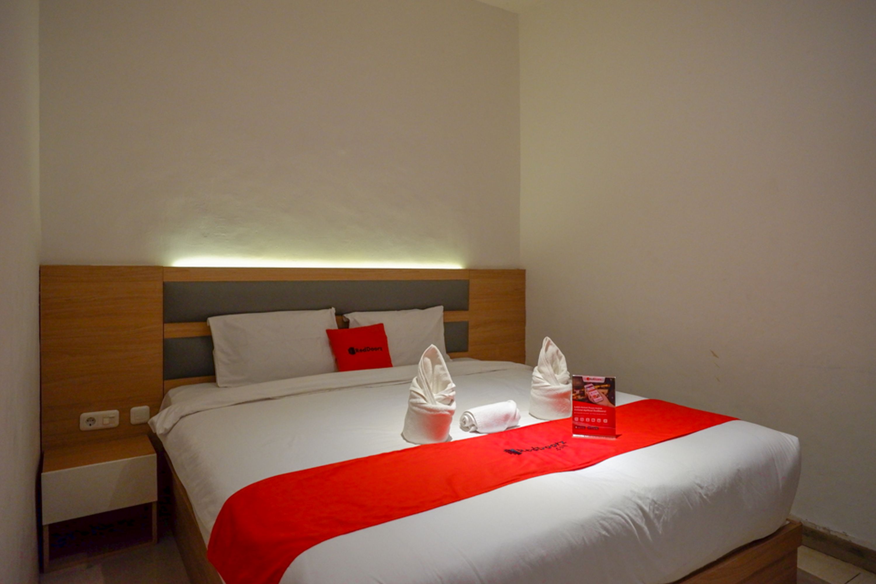 RedDoorz Plus @ Losari Makassar - Tap to explore photos