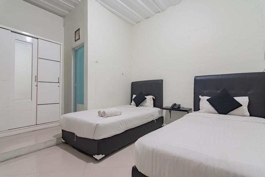 Jabrix Hotel Mitra RedDoorz Room Type - Twin Room