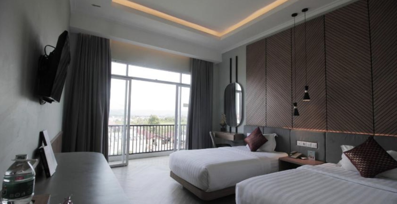 Muara Hotel Bukittinggi Room Type - Grand Deluxe Twin Balcony Muara Hotel Bukittinggi Room Type - Grand Deluxe Twin Balcony