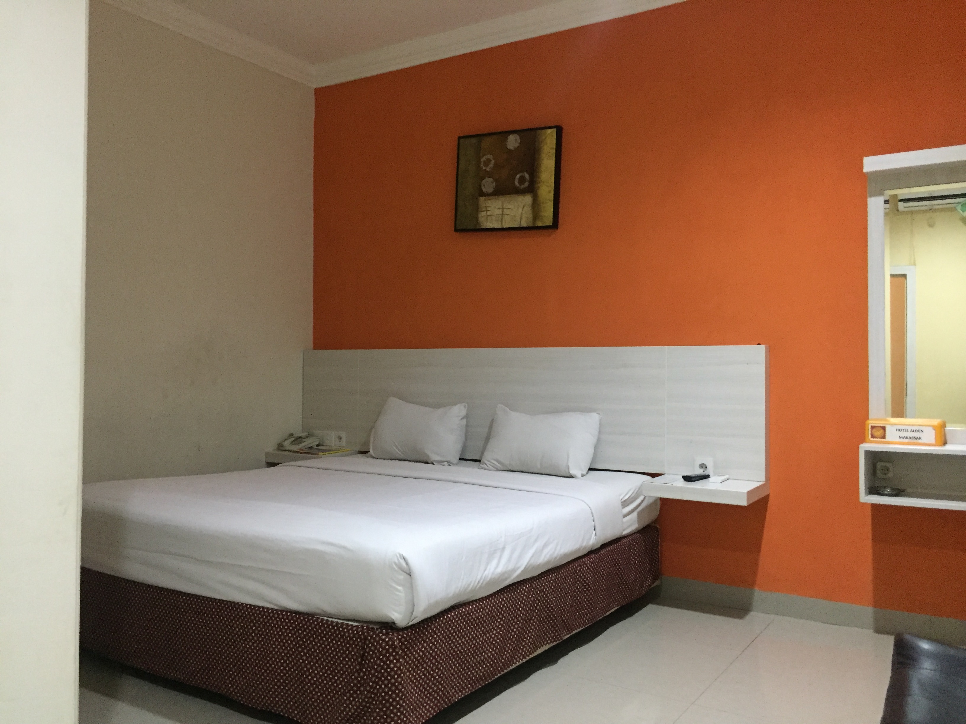 RedDoorz Plus @ Hotel Alden Makassar - Tap to explore photos