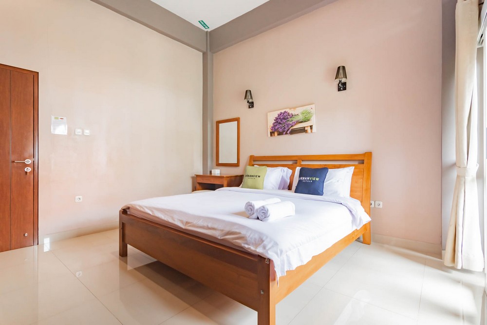 Urbanview Hotel Syariah Insani Cisarua Puncak - Tap to explore photos