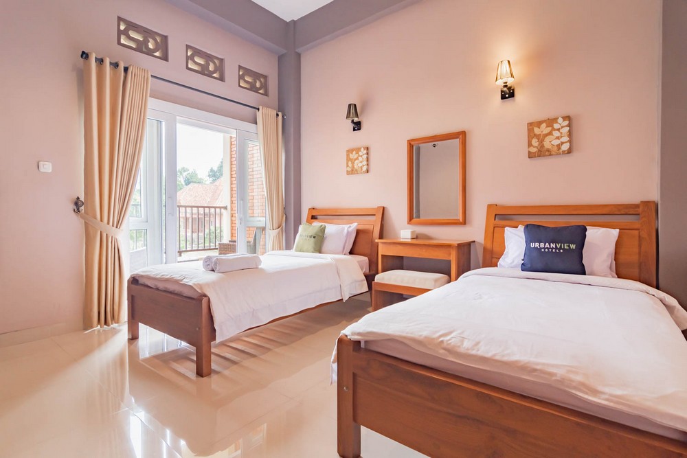 Urbanview Hotel Syariah Insani Cisarua Puncak Room Type - Deluxe Twin Room