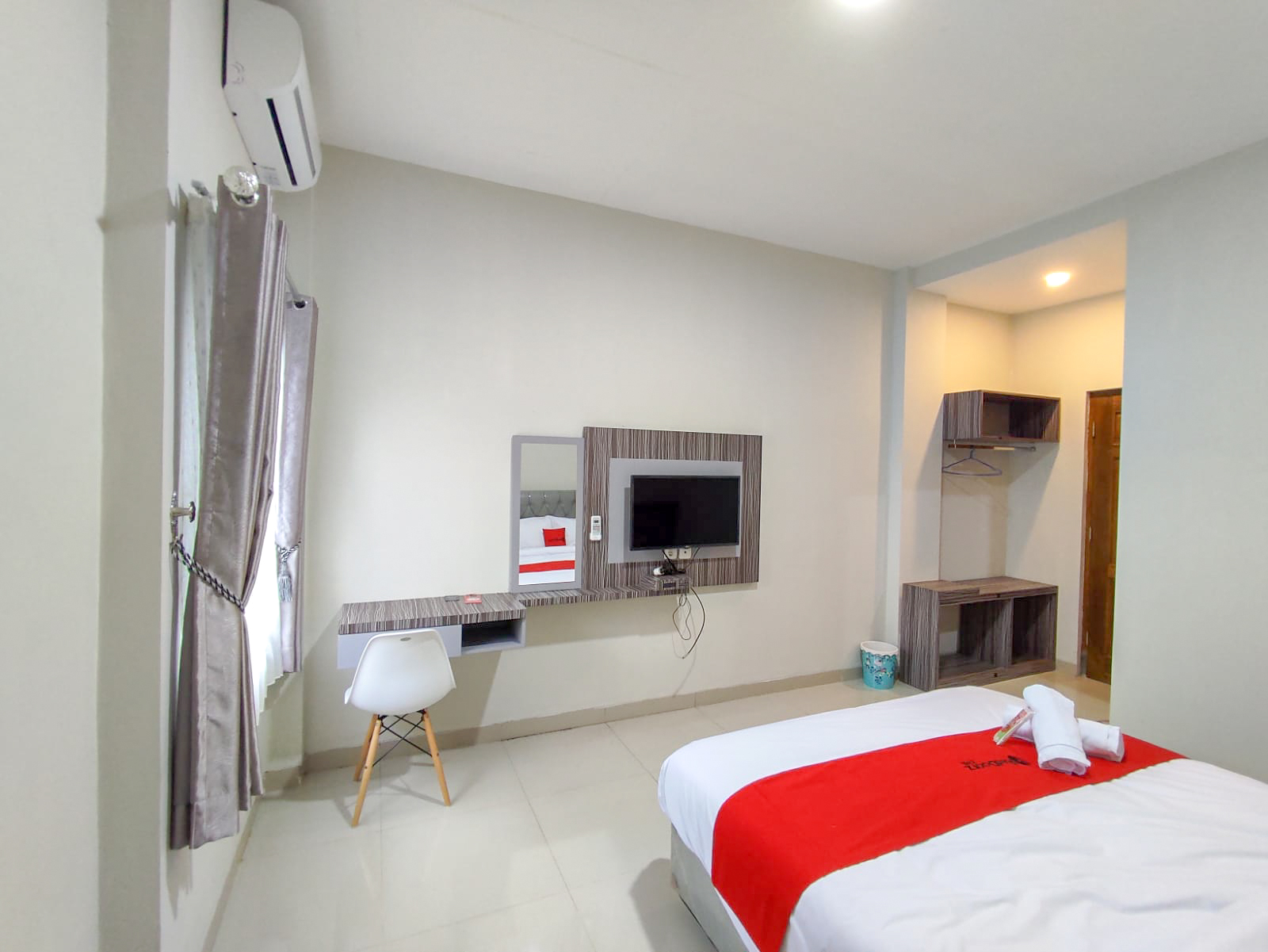 RedDoorz Syariah near GOR Satria Area Room Type - RedDoorz Room