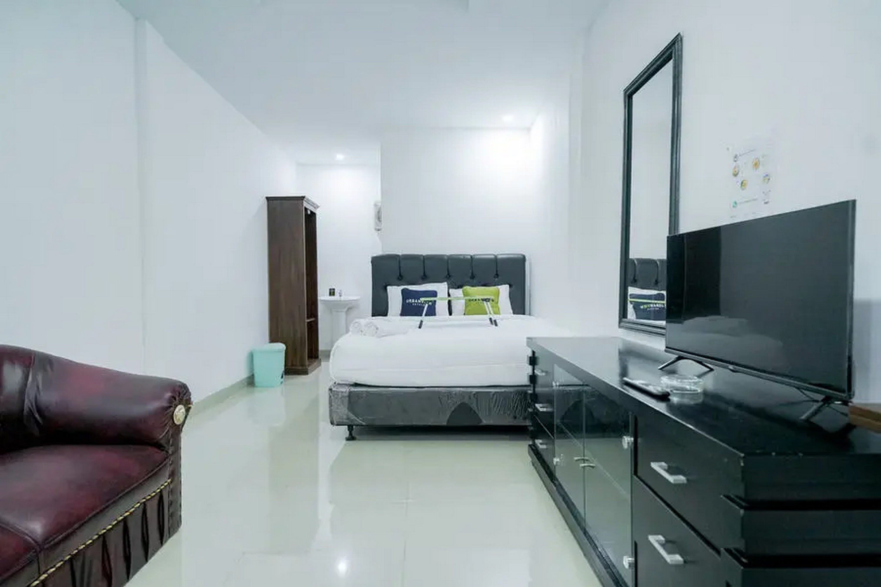 Urbanview Hotel Pondok Indah Pringsewu By RedDoorz Room Type - Deluxe Room