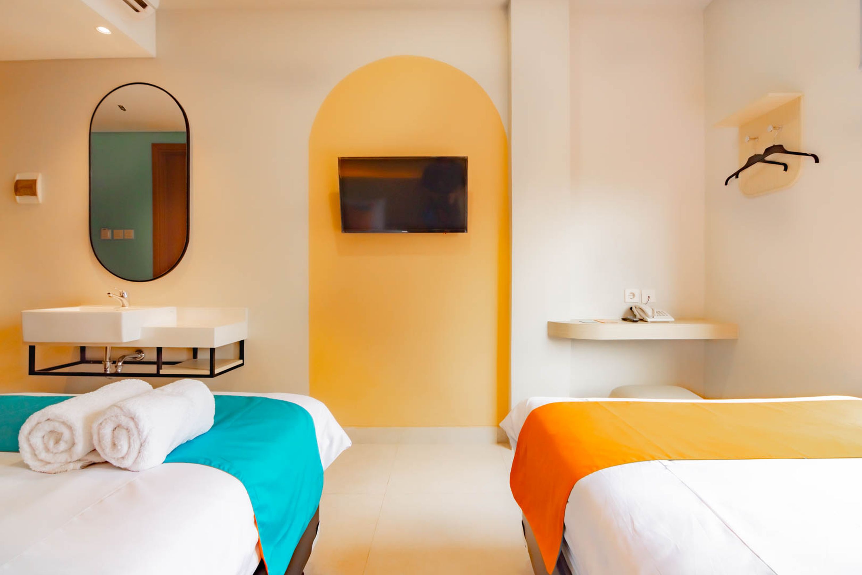 Sans Hotel Alexander Bandung Room Type - Deluxe Twin Room