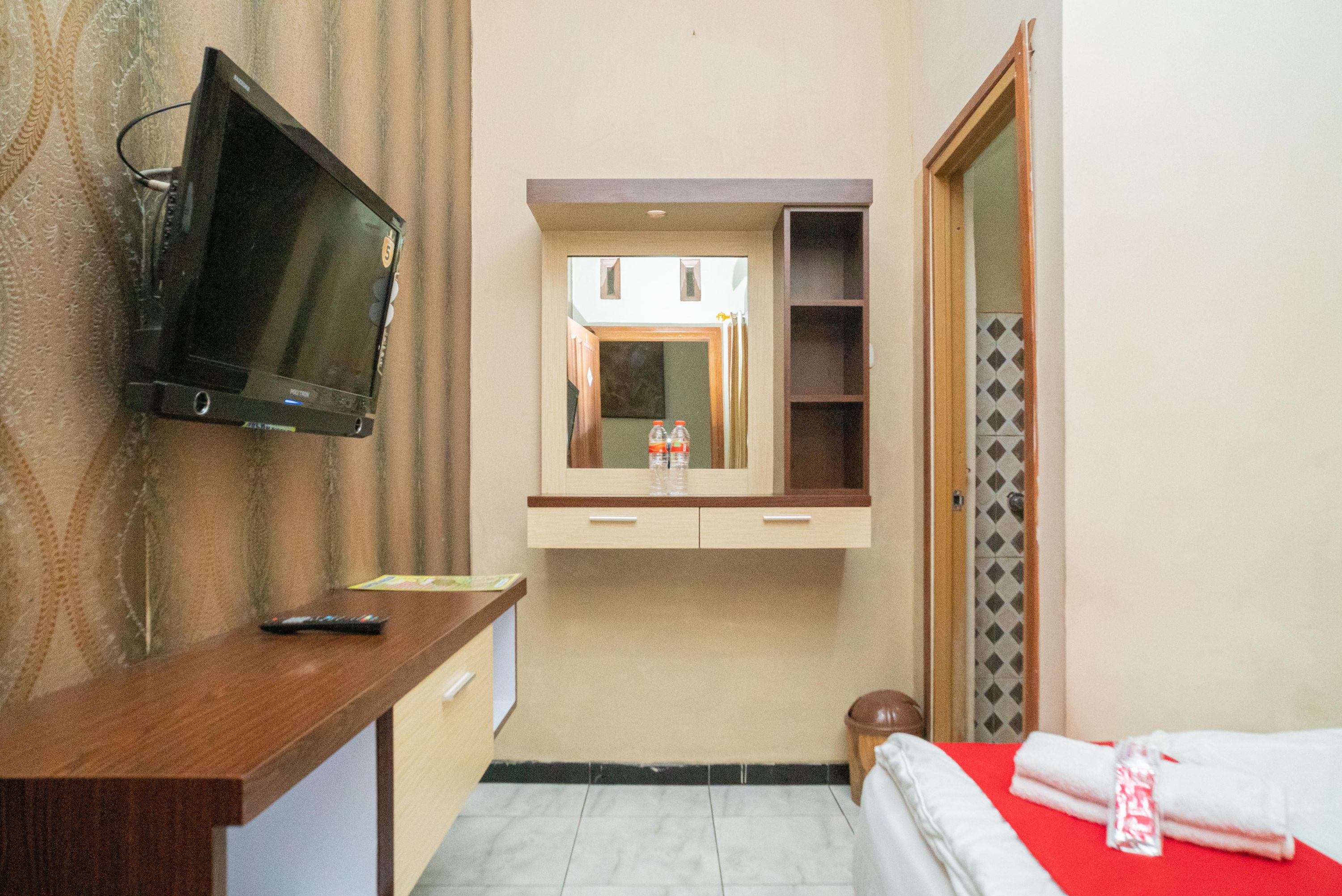 RedDoorz @ Villa Akbar 3 Room Type - RedDoorz Room