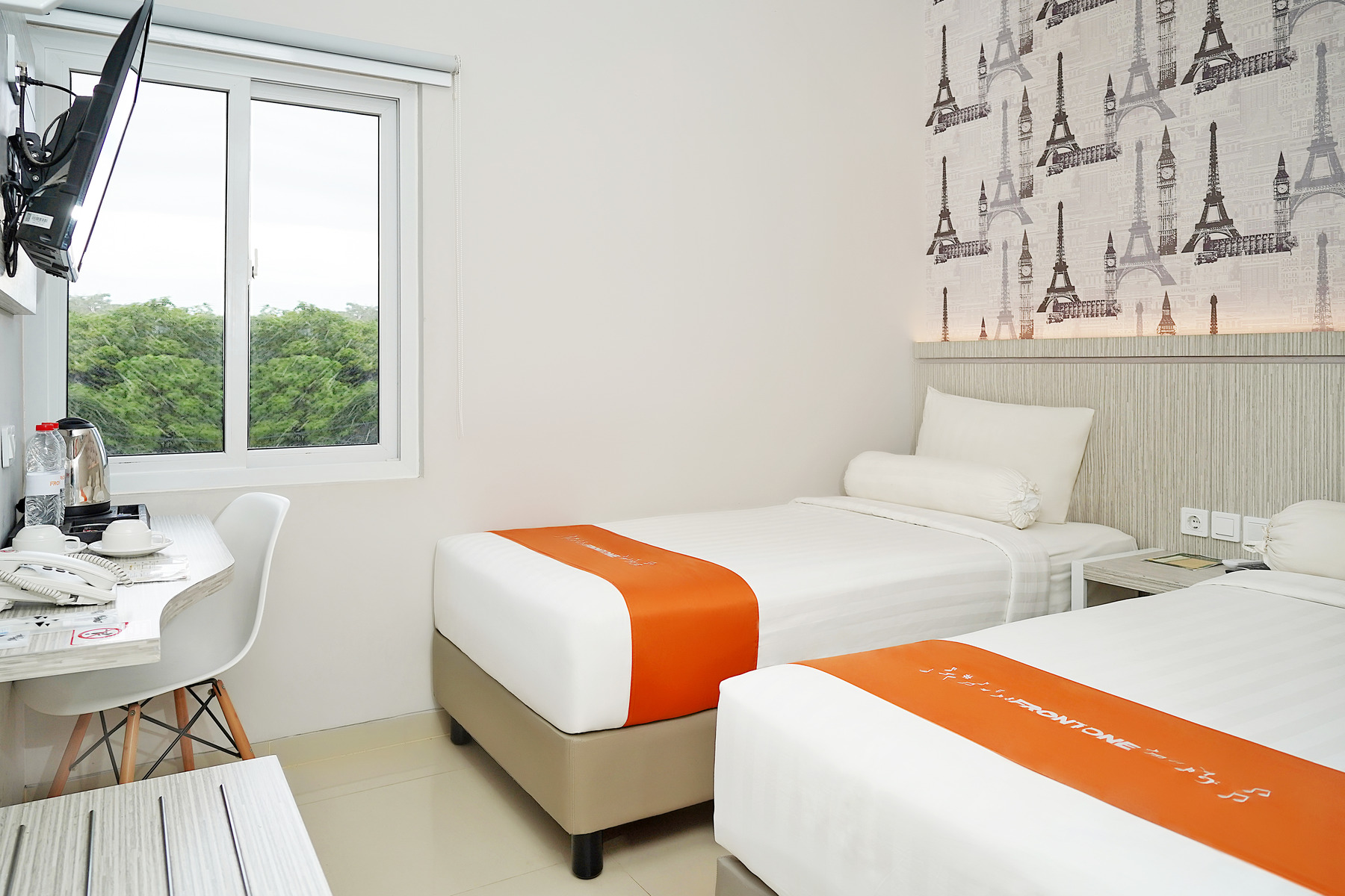Front One Hotel Sragen Room Type - Superior Twin Room