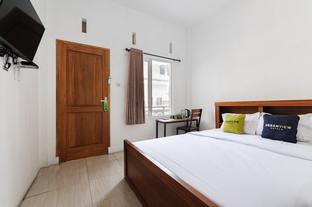 Urbanview Hotel Sky Batu Malang by RedDoorz - Tap to explore photos