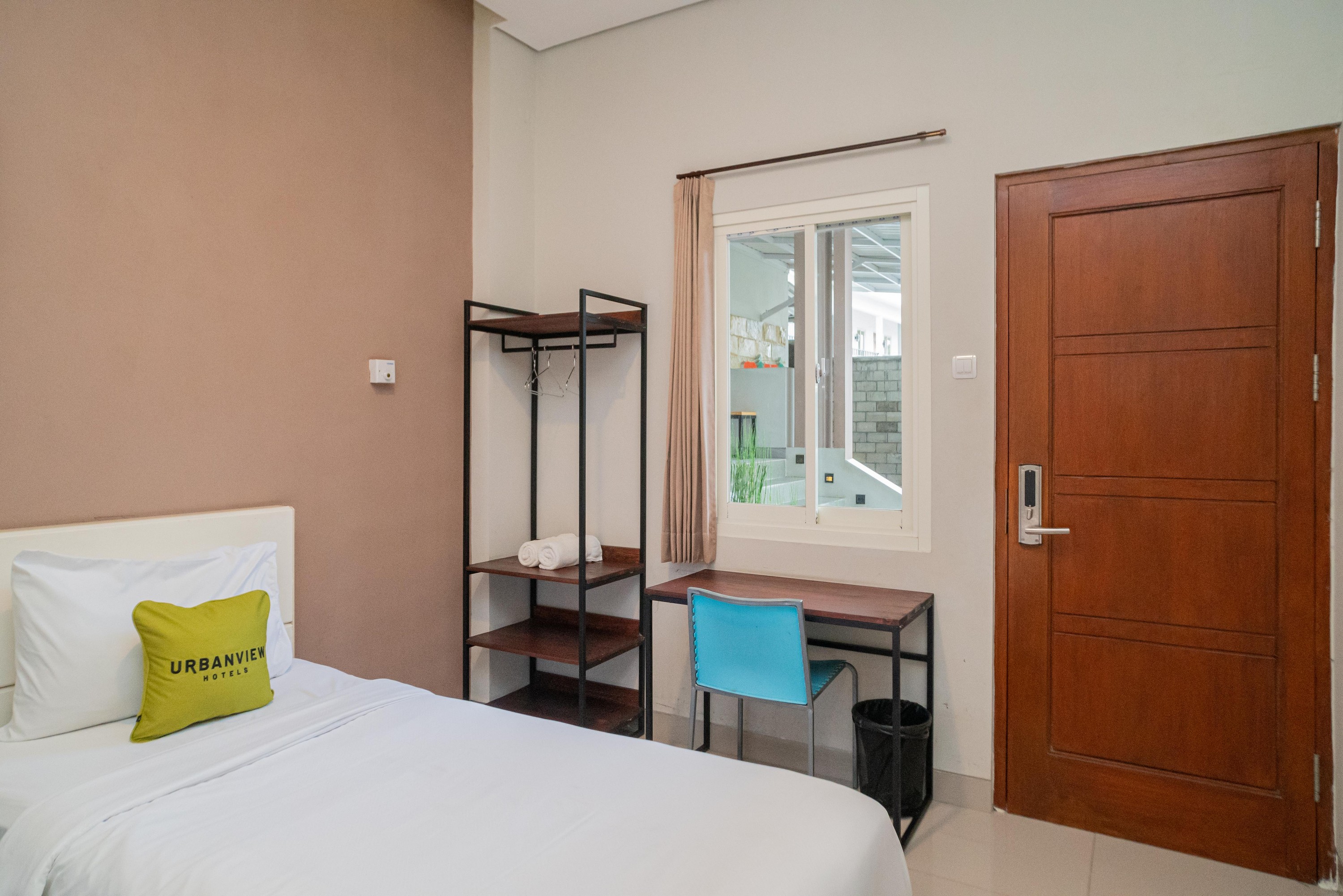 Urbanview Hotel Bubusini Batu by RedDoorz - Tap to explore photos