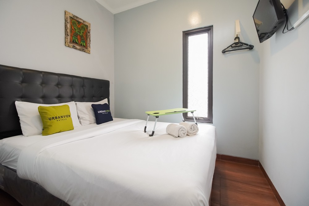 Urbanview Hotel Arafuru Residence Duren Sawit Room Type - Superior Room