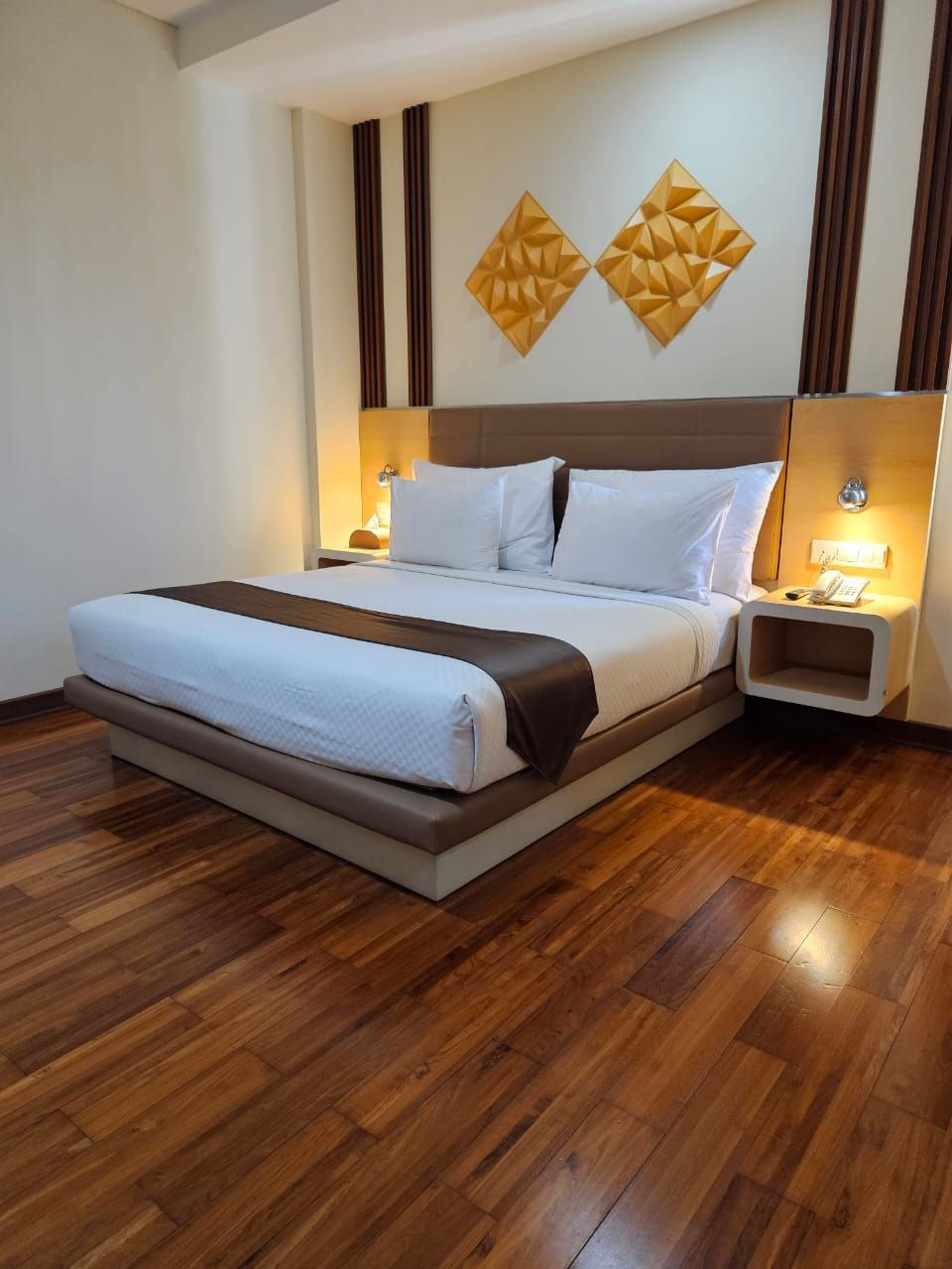 Sub City Hotel Room Type - Deluxe King