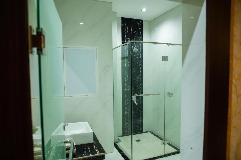 Singapore City Hotel Batu Bara - Tap to explore photos