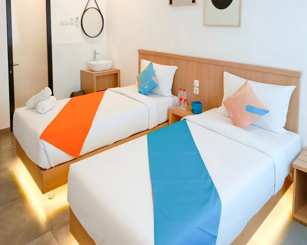 Sans Hotel Bobosini Malang by RedDoorz Room Type - Deluxe Twin Room