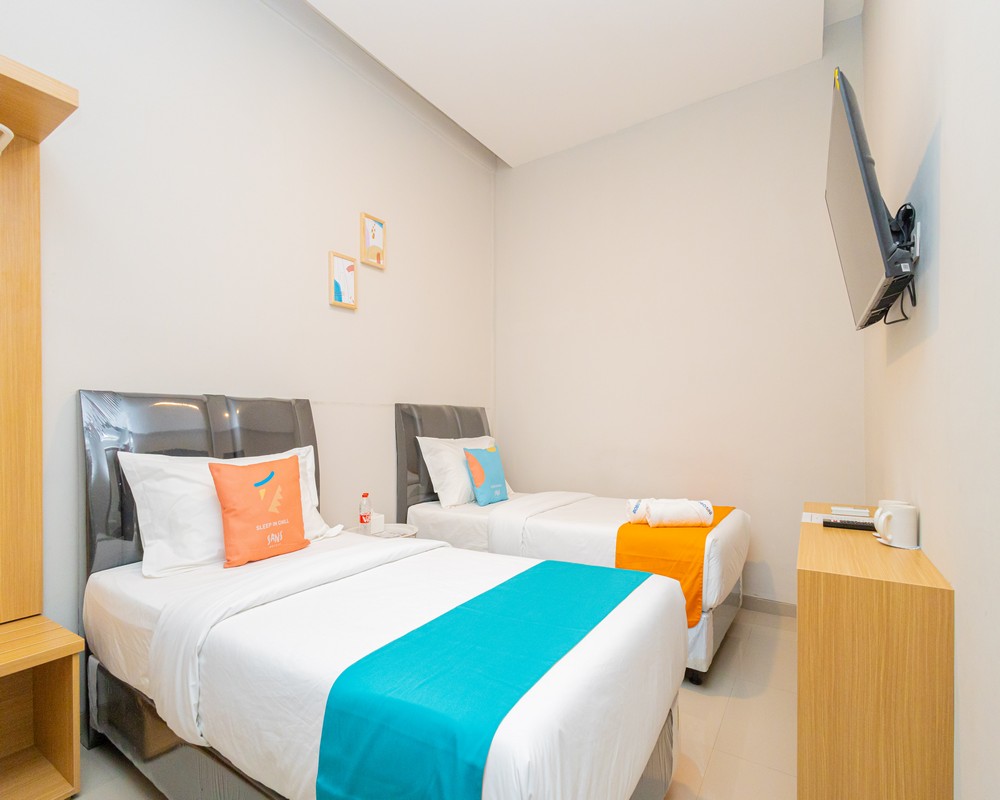 Sans Hotel Bobosini Malang by RedDoorz Room Type - Superior Twin Room